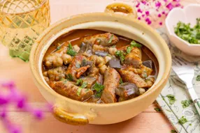 Cocotte de chipolatas aux herbes, aubergine et pois chiches