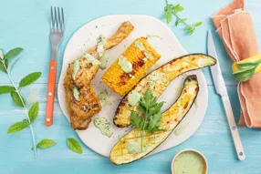 Cuisse de poulet pimentée, épi de maïs et courgettes grillés sauce fraiche chimichurri