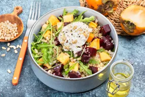 Salade de kaki, burrata, roquette et pignons de pin