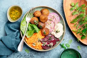 Bowl de falafels, radis bleu, betterave et houmous