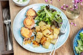 Brochettes de courgette à la poitrine fumée, sauce au persil et pommes de terre sautées