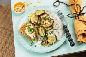 Suprême végétal au curry, courgette et sauce fraîche à la menthe