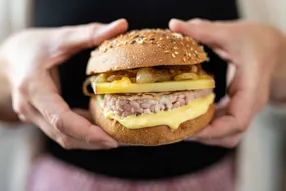 Burger de veau à la tomme du Jura et frites de carotte