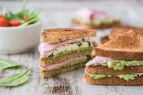 Club sandwich au jambon, avocat et mozzarella au pistou