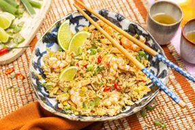 Riz sauté aux crevettes, sauce pad thaï et citron vert