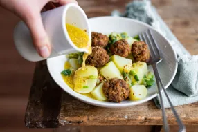 Boulettes de maquereau fumé, salade de pommes de terre