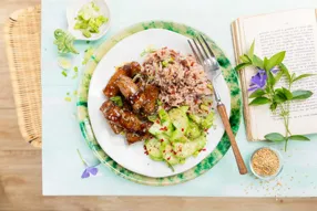 Chipolatas basques au sirop d'érable et sauce hoisin, salade de concombre pimentée au sésame