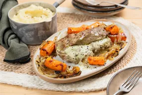 Filet mignon farci à la crème de féta, carottes et purée maison
