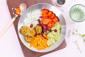 Poke de falafels aux crudités, cranberries et vinaigrette au sésame