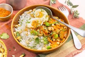 Curry rouge pimenté de fèves, courgette et oeuf
