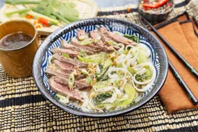 Soupe de nouilles au boeuf, chou pak choy et sauce soja spicy