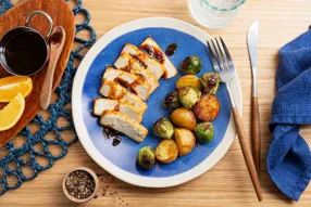 Tofu rôti glacé à l'orange et choux de Bruxelles au sel aux épices grillées