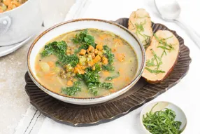 Soupe de lentilles citronnée au chou kale et mauricette grillée en persillade