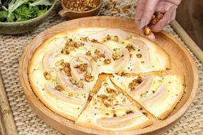 Pizza à la crème de panais, poire et granola de noisettes