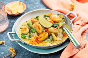 Curry de gnocchis à la purée de cacahuètes et chou pack choy