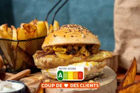 Burger de poulet grillé au piment chipotle, sauce blanche à l'échalote et frites