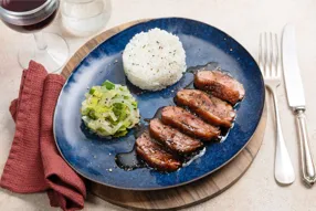 Filet de canard au caramel à l'orange et poireau