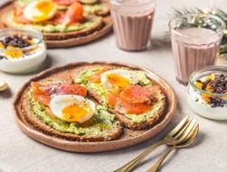 Avocado toast au saumon fumé, oranges poêlées au sirop d'érable et mascarpone & chocolat chaud aux épices