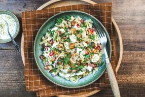 Salade d'orzo au céleri-rave rôti, menthe et grenade