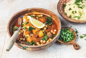 Tajine de patate douce aux pois chiches, coriandre et abricots secs