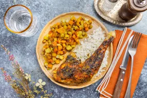 Poulet mariné au miel et au ras-el-hanout, légumes rôtis & riz