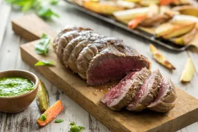 Rôti de boeuf, pesto et frites rustiques