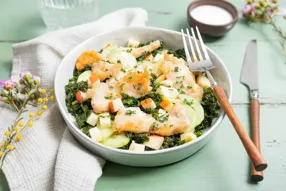 Salade de chou kale, poulet grillé, concombre et sauce au persil