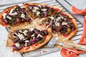 Pizza aux merguez, oignon rouge et parmesan