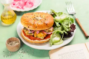 Bagel de poulet à la coriandre, sauce curry rouge pimentée et pickles d'oignon