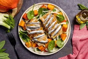 Tartine d'anchois au chutney d'oignon et salade automnale