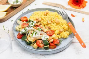 Courgette et tomate rôties, yaourt grec à la menthe et pâtes perlées au beurre au curcuma