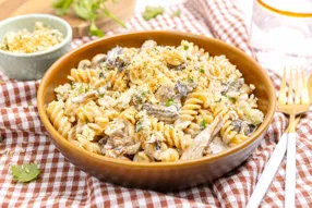 Fusillis au mélange forestier, crème de champignons et pangratatto