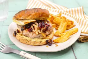 Burger de steak de lapin au brie et oignon confit aux cranberries