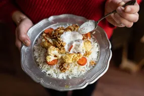 Riz au chou-fleur rôti, sauce au fromage frais aux épices libanaises et noix