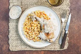 Cuisse de poulet à la cannelle et calvados, poêlée de céleri et pomme