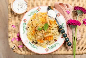 Riz biryani aux émincés végétariens, carotte, raisins et sauce à la menthe