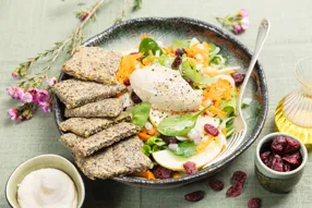 Salade de concombre et cranberries, houmous et crackers maison au sarrasin