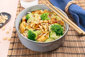 Nouilles sautées au poulet, brocoli et courgette à la sauce teriyaki