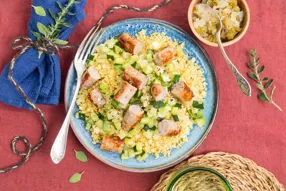 Chipolatas aux herbes, semoule épicée et chutney de poivron vert