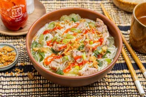 Ramen de porc à la provençale, pak choy et oignons frits