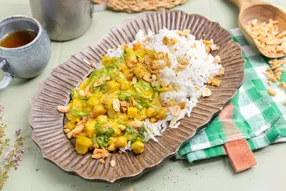 Curry de légumes aux oignons frits et cacahuètes