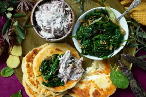 Assiette indienne : cheese naan maison, raïta de carotte violette, épinards