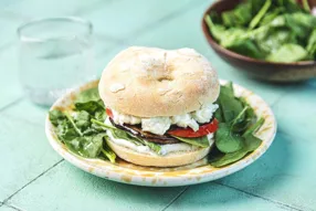 Bagel à l'aubergine grillée, tomate et féta