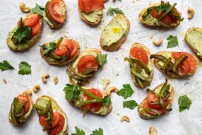 Tartines à la crème de cajou et légumes d'été