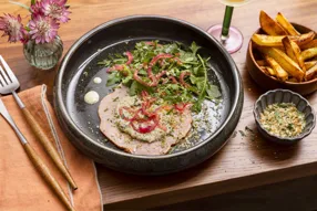 Rôti de porc sauce façon tonnato (sauce au thon), pangrattato et pickles