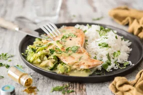 Escalopes de dinde à la fondue de poireau lait de coco-curry