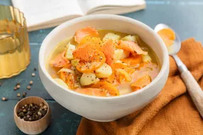 Lohikeitto (soupe finlandaise au saumon fumé et aux épices de sapin)