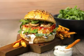 Burger de féta grillée aux champignons de Paris et frites de légumes