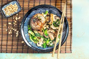 Crépinettes de porc, cacahuètes, wok de champignons et chou pak choy