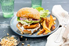 Burger brioché au butternut à la sauce hoisin, cacahuètes et sauce fraîche à la coriandre